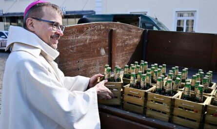 Plzeňský biskup Tomáš Holub a pivo pro papeže