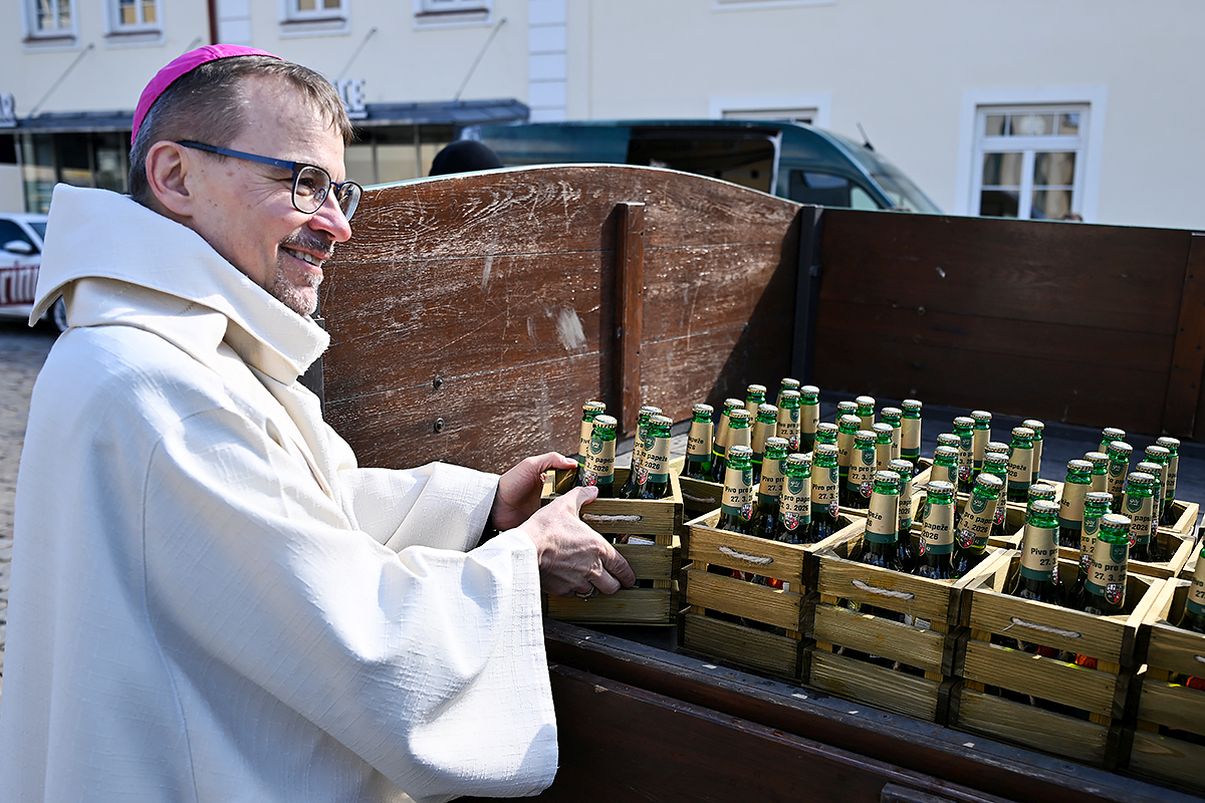 Plzeňský biskup Tomáš Holub a pivo pro papeže