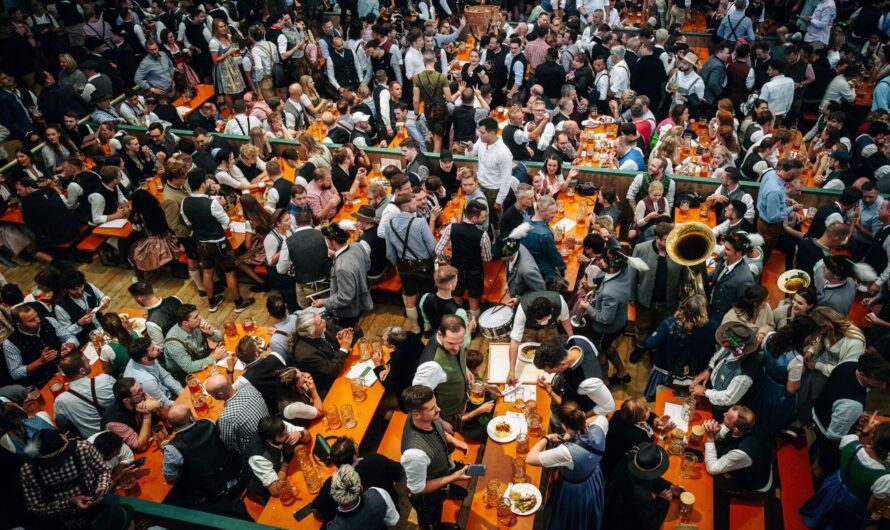 Rekordní Oktoberfest: Miliony litrů piva a bizarní ztráty